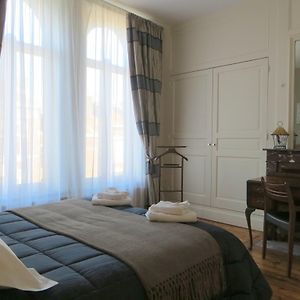 Zimmer mit Kingsize-Bett